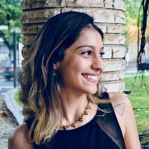 Meet your Posher, Júlia